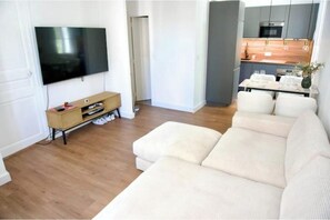 Living area - Renovated 2-room apartment 30 m from the beach - Le Mourillon (Toulon)