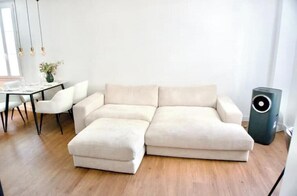 Living area - Renovated 2-room apartment 30 m from the beach - Le Mourillon (Toulon)