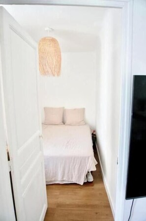 1 habitación, tabla de planchar con plancha, wifi y ropa de cama 