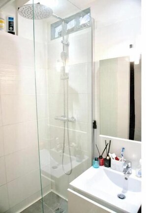 Shower, hair dryer, towels, soap - Renovated 2-room apartment 30 m from the beach - Le Mourillon (Toulon)