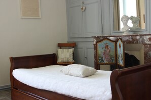 6 bedrooms, iron/ironing board, free WiFi, bed sheets