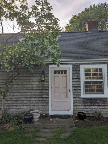 Charming private entry suite/bath in Tiverton Four Corners-Close to Newport