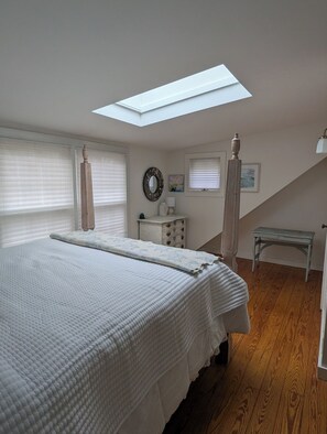 2 bedrooms, desk, iron/ironing board, free WiFi - Charming private entry suite/bath in Tiverton Four Corners-Close to Newport (Tiverton)