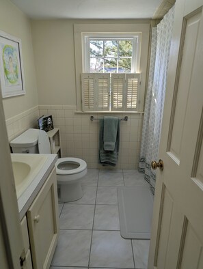 Towels, soap, toilet paper - Charming private entry suite/bath in Tiverton Four Corners-Close to Newport (Tiverton)