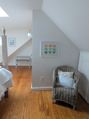 2 bedrooms, desk, iron/ironing board, free WiFi - Charming private entry suite/bath in Tiverton Four Corners-Close to Newport (Tiverton)