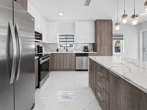 Private kitchen - Luxury Miami Retreat w/ Beautiful Backyard | 3BR (Miami)