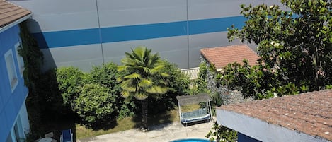 Una piscina al aire libre de temporada