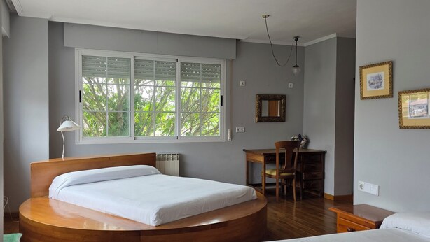 Kamar Quadruple, balkon, pemandangan kebun | Meja kerja