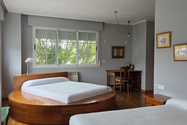 Vierbettzimmer, Balkon, Gartenblick | Schreibtisch