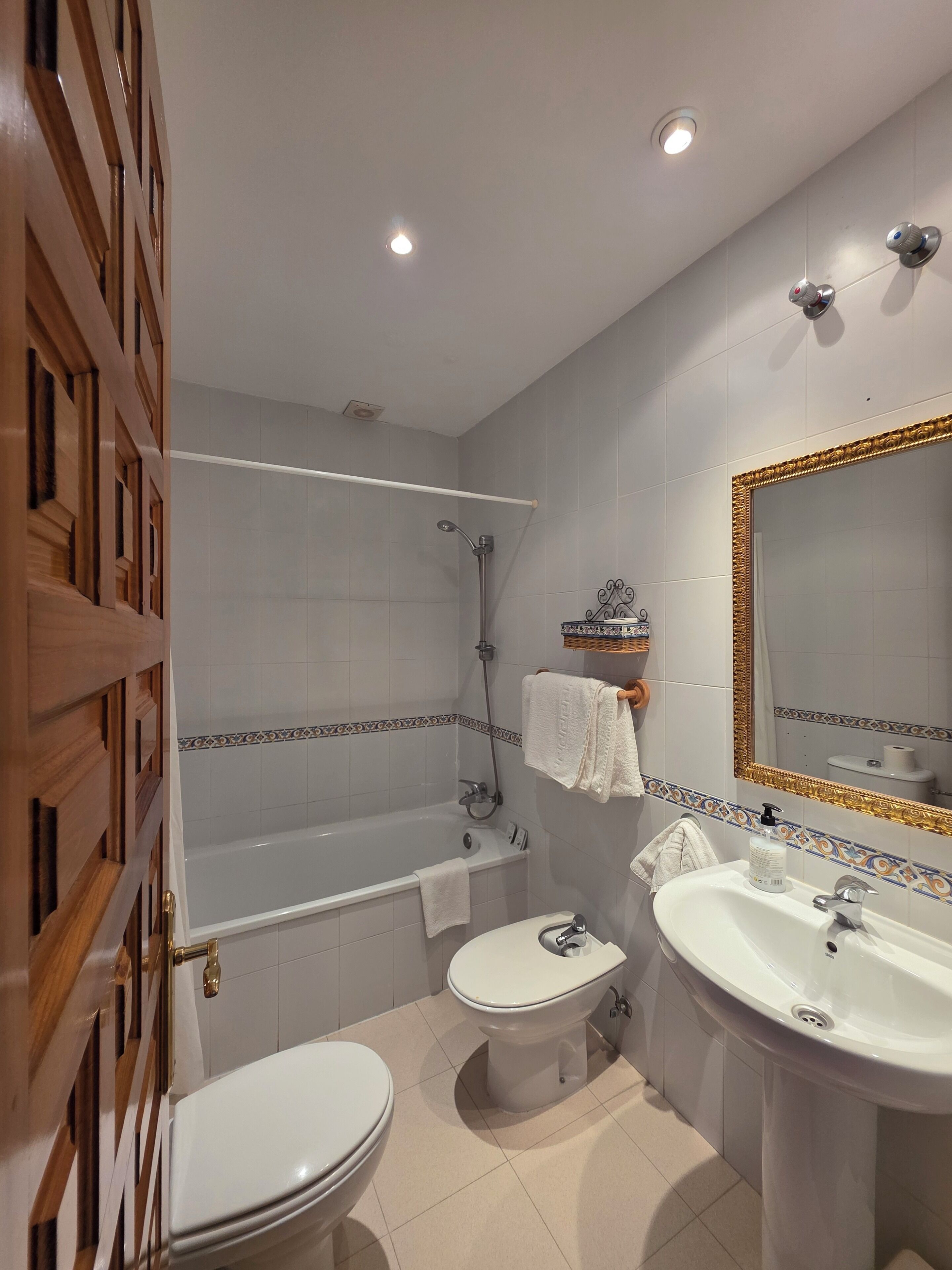 Twin kamer, uitzicht op tuin | Badkamer | Handdoeken, zeep, shampoo, toiletpapier