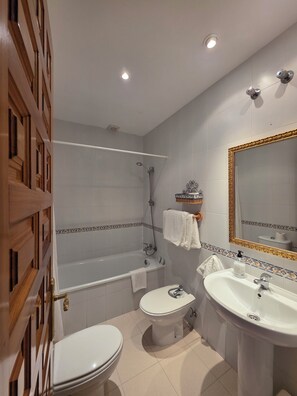 Tvåbäddsrum - utsikt mot trädgården | Badrum