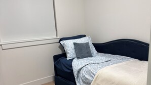 Unclassified image, 2 of 10, button - Cozy coastline retreat 10 min from White Rock Beach and close to 2 Border x-ings (Surrey)