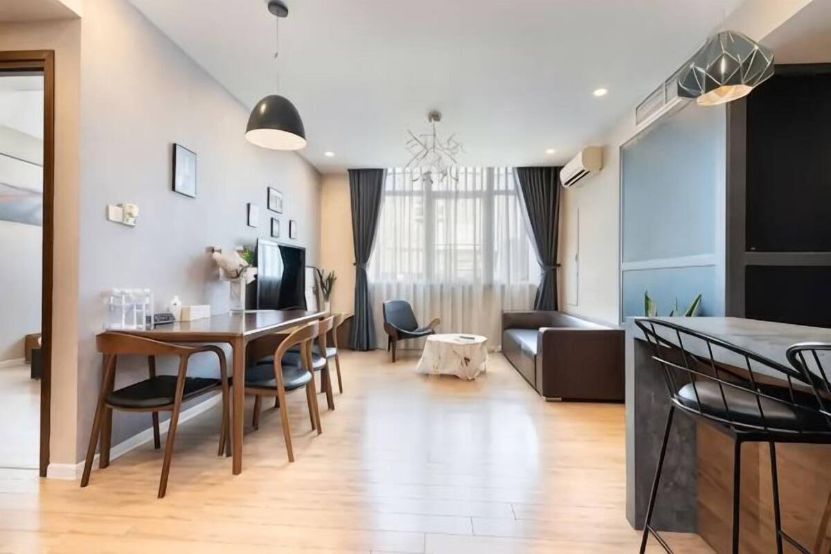 Un salon moderne comprenant un coin repas, un canapé et un téléviseur.