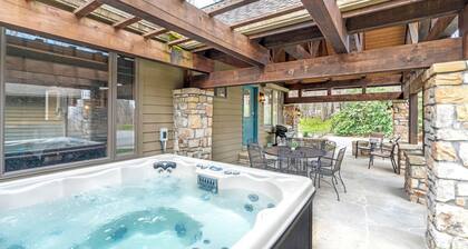 Sugar Mountain Lodge: Spacious 5BR Retreat for 16 w/ Game Room, Hot Tub, Huge Ya