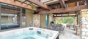 Sugar Mountain Lodge: Spacious 5BR Retreat for 16 w/ Game Room, Hot Tub, Huge Ya