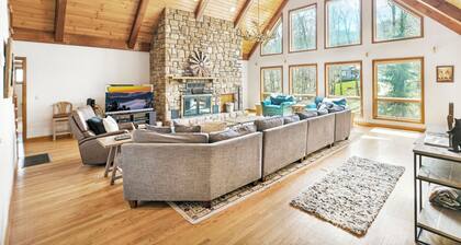 Sugar Mountain Lodge: Spacious 5BR Retreat for 16 w/ Game Room, Hot Tub, Huge Ya