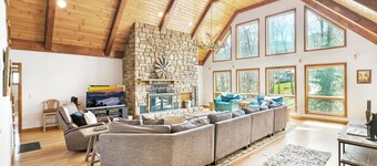 Sugar Mountain Lodge: Spacious 5BR Retreat for 16 w/ Game Room, Hot Tub, Huge Ya