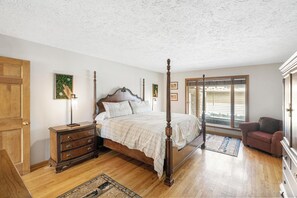 Tabla de planchar con plancha, acceso a internet y ropa de cama 