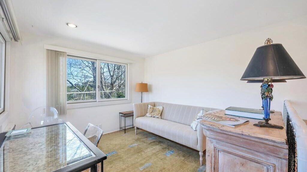 Smart TV, fireplace, table tennis, stereo