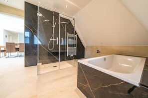 Dusche, Haartrockner, Handtücher