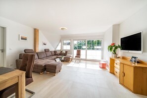 Fernseher, Tischtennisplatte