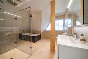 Dusche, Haartrockner, Handtücher