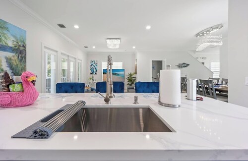 Gated Villa w/ Private Pool, 70" TV, Patio, Carport & Fast Wifi