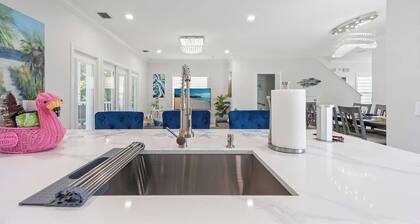 Gated Villa w/ Private Pool, 70" TV, Patio, Carport & Fast Wifi