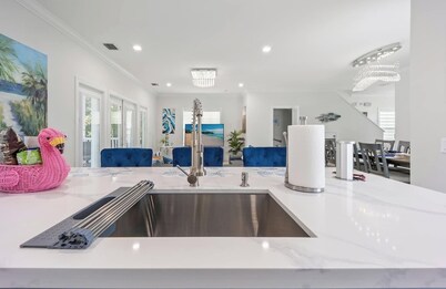 Gated Villa w/ Private Pool, 70" TV, Patio, Carport & Fast Wifi