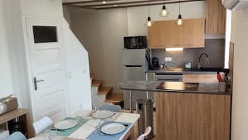 Frigorífico, microondas, horno y placa de cocina