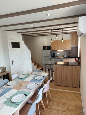 Frigorífico, microondas, horno y placa de cocina