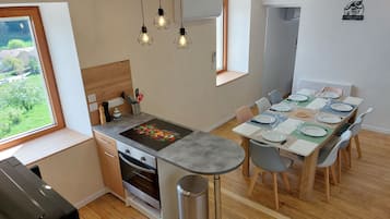 Frigorífico, microondas, horno y placa de cocina