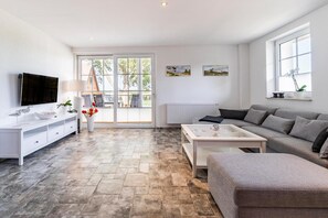 Fernseher, Kamin, Tischtennisplatte