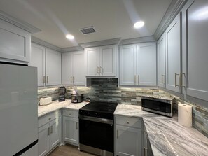 Private kitchen - Fabulous 3-bedroom house with AC in charming Euless (Euless)