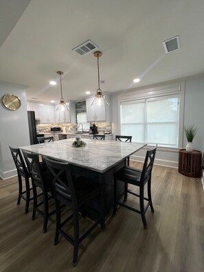 Dining - Fabulous 3-bedroom house with AC in charming Euless (Euless)