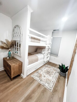 Room - Lake Erie Loves -3-bedroom Downtown Port Clinton (Port Clinton)