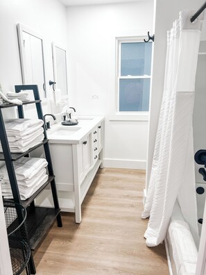 Bathroom - Lake Erie Loves -3-bedroom Downtown Port Clinton (Port Clinton)