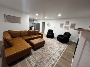 Living area - Lake Erie Loves -3-bedroom Downtown Port Clinton (Port Clinton)