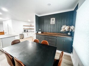 Dining - Lake Erie Loves -3-bedroom Downtown Port Clinton (Port Clinton)