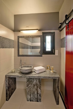 A bathroom with a marble sink, a mirror, and a red cabinet. - 'silves' Cabin-cato Preto-adults-only Guesthouse (Silves)