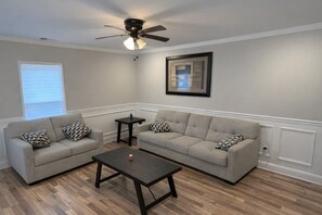 TV -  4-BR, 3 bath in Atlanta,  3.6 mi from MB Stadium. 8 beds 1 queen sofa sleeper. (Atlanta)