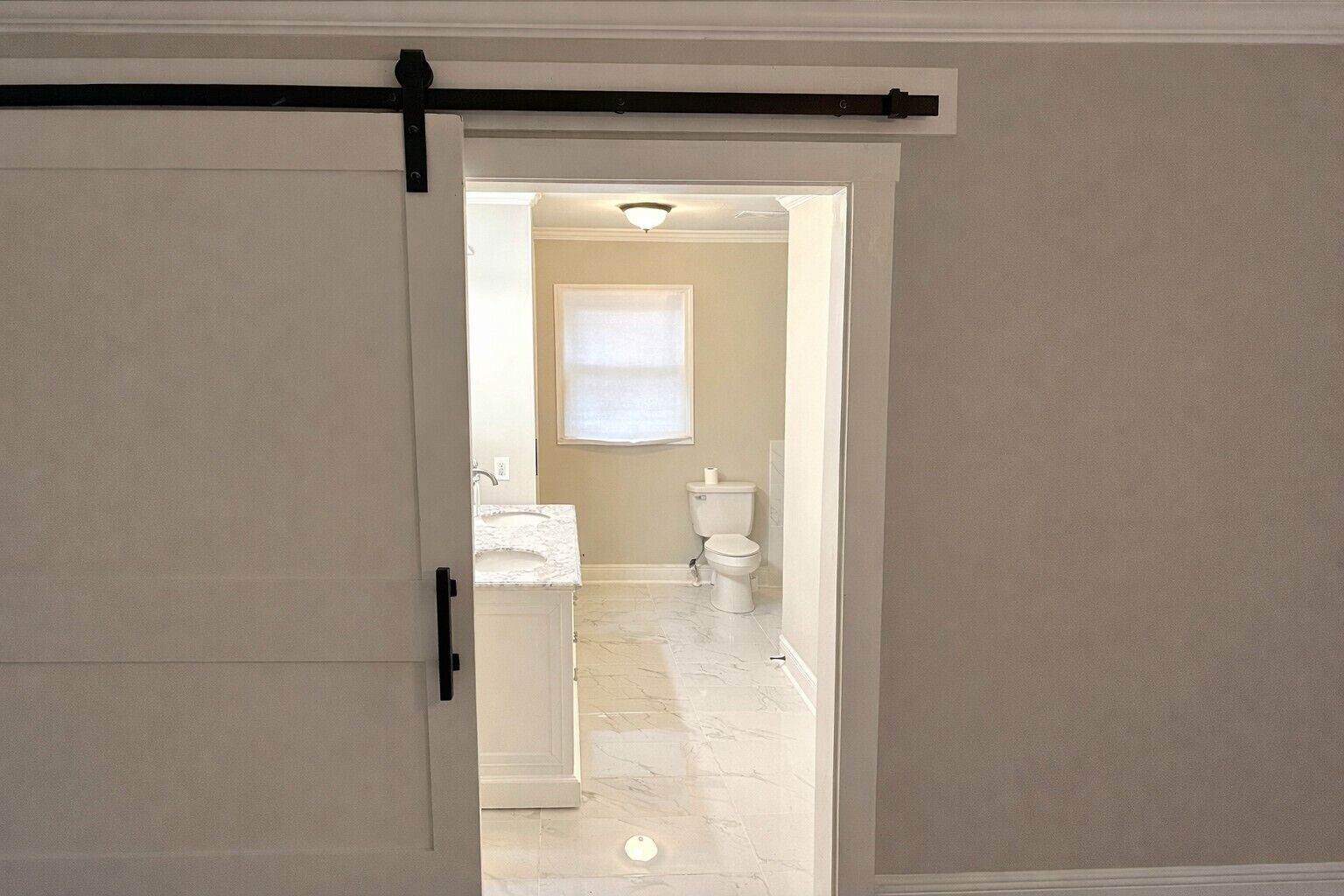 Douche, baignoire à jets, serviettes fournies, savon