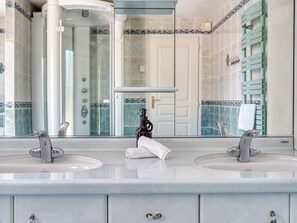 Een douche, een haardroger, handdoeken