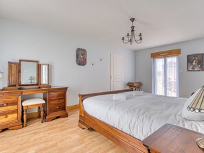 5 bedrooms, iron/ironing board, travel cot, WiFi - Villa Les Hauts Du Lac : 15 pax, Pool, Spa, Pétanque & Lake (Landevieille)