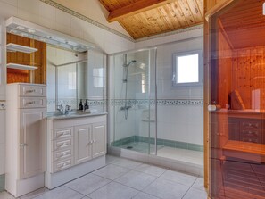 Shower, hair dryer, towels - Villa Les Hauts Du Lac : 15 pax, Pool, Spa, Pétanque & Lake (Landevieille)