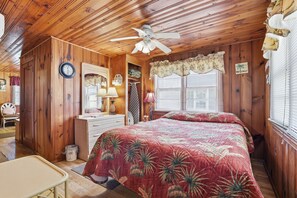 Room -  Step back in time to this simple, quaint, cozy beach house everyone can enjoy! (North Myrtle Beach)