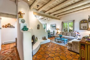 TV - Charming Adobe Near Historic Plaza (Santa Fe)