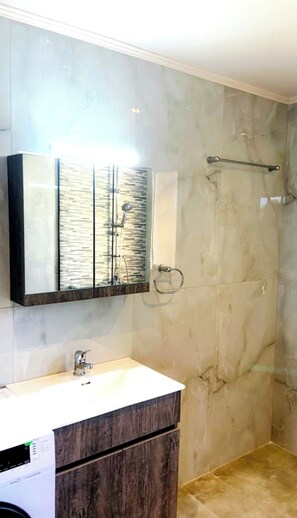 Een douche, handdoeken, toiletpapier