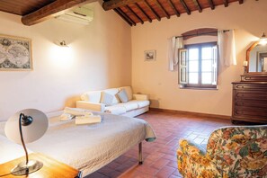 Interior - Farmhouse with swimming pool nestled in the heart of the Tuscan countryside. (Toscana)