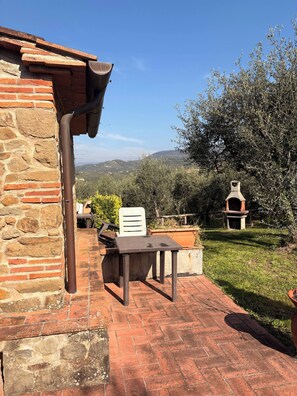 Terrace/patio - Farmhouse with swimming pool nestled in the heart of the Tuscan countryside. (Toscana)